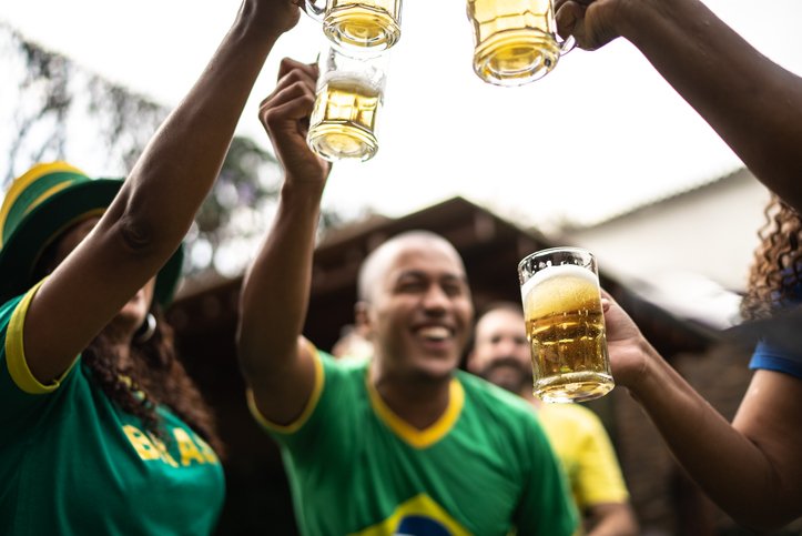 Consumo de cerveja no Brasil foi destaque em balanço do segundo trimestre (FG Trade/Getty Images)