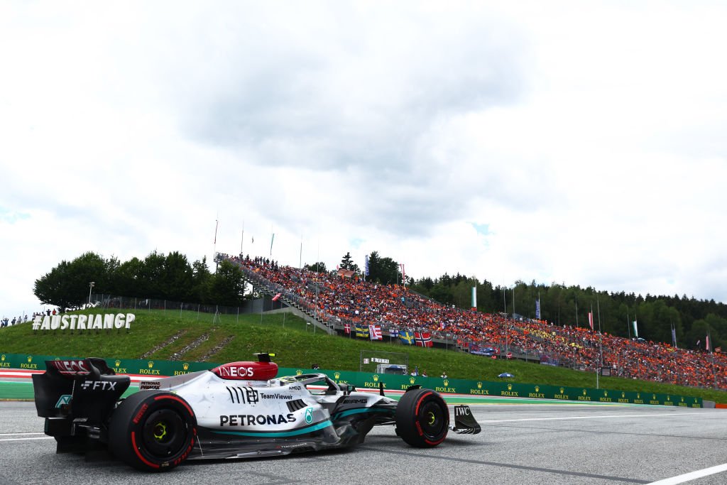 Carro de Hamilton passa em frente à torcida na Áustria: piloto pediu providências dos organizadores (Clive Rose/Getty Images)