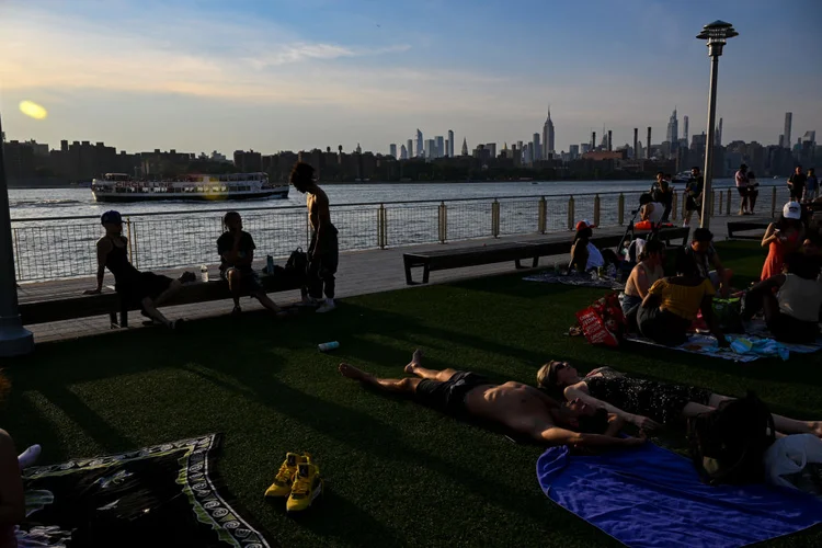 Moradores em parque do Brooklyn, em Nova York: calor recorde nos EUA esperado para esta semana (Alexi Rosenfeld/Getty Images)