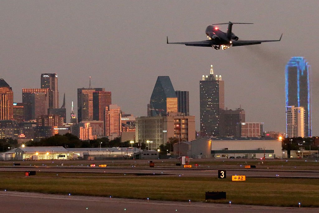 Aeroporto Love Field, em Dallas: mulher disparou em terminal no local nesta segunda-feira, 25 (Chip Somodevilla/Getty Images)