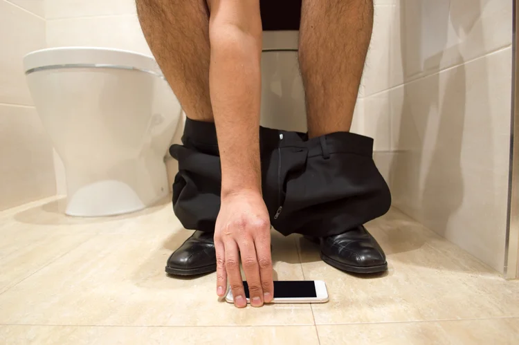 businessman lost smartphone while working in the wc (iStock/Getty Images)