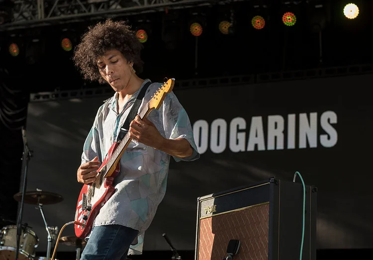 Músico Dinho Almeida, da banda Boogarins (Jack Vartoogian/Getty Images)