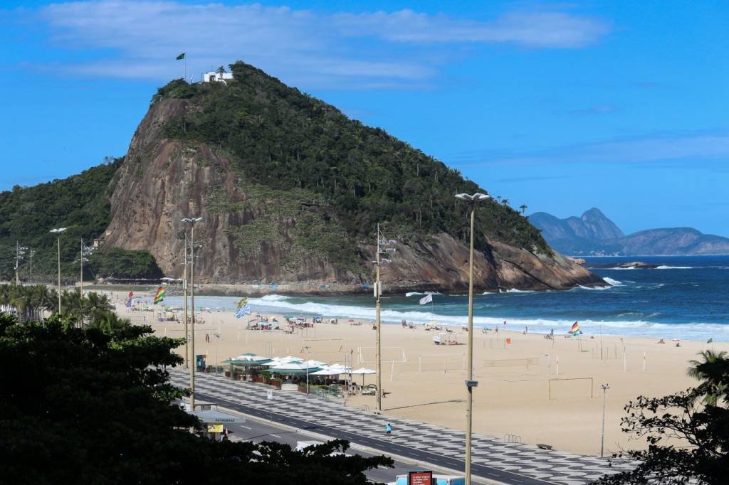 The hill of Leme has a robust military building that is open to public visitation, being an interesting tourist point of the region, from where one can observe much of the border of the beaches of Leme and Copacabana. View of Copacabana Beach on sunny autumn day. The beginning of autumn in Rio de Janeiro, Brazil, is being warm and sunny weather. The temperatures are in the range of 29 degrees Celsius. Rio de Janeiro, Brazil, March 22, 2017. (Photo by Luiz Souza/NurPhoto via Getty Images) (Luiz Souza/Nur/Getty Images)