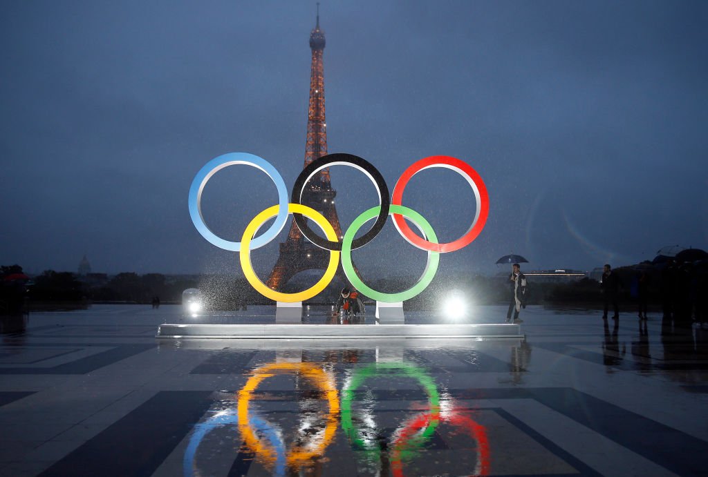 Arcos olímpicos em Paris.