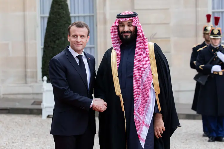 Emmanuel Macron e Mohammed bin Salman em último encontro no ano de 2018 (Christophe Morin/Getty Images)