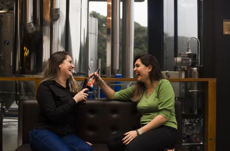 Keilane Poltroniere e Liane Bemme, criadoras de cerveja do Grupo Petrópolis (Duda Dusi/Reprodução)