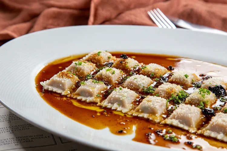quadrucci recheado com ragu de fraldinha, creme de queijo grana padano, molho do assado e trufas  (Modern Mamma Osteria/Divulgação)