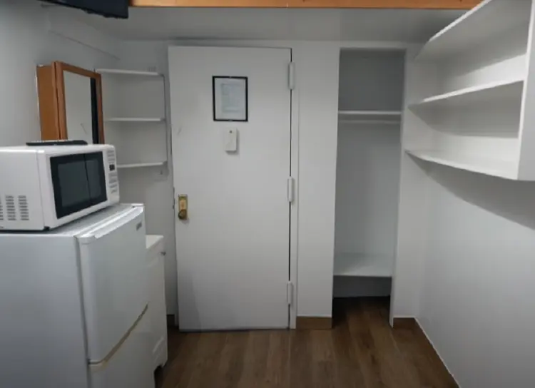 Aluguel já inclui mobiliário na cozinha, cama suspensa e televisão na parede (YouTube/Reprodução)