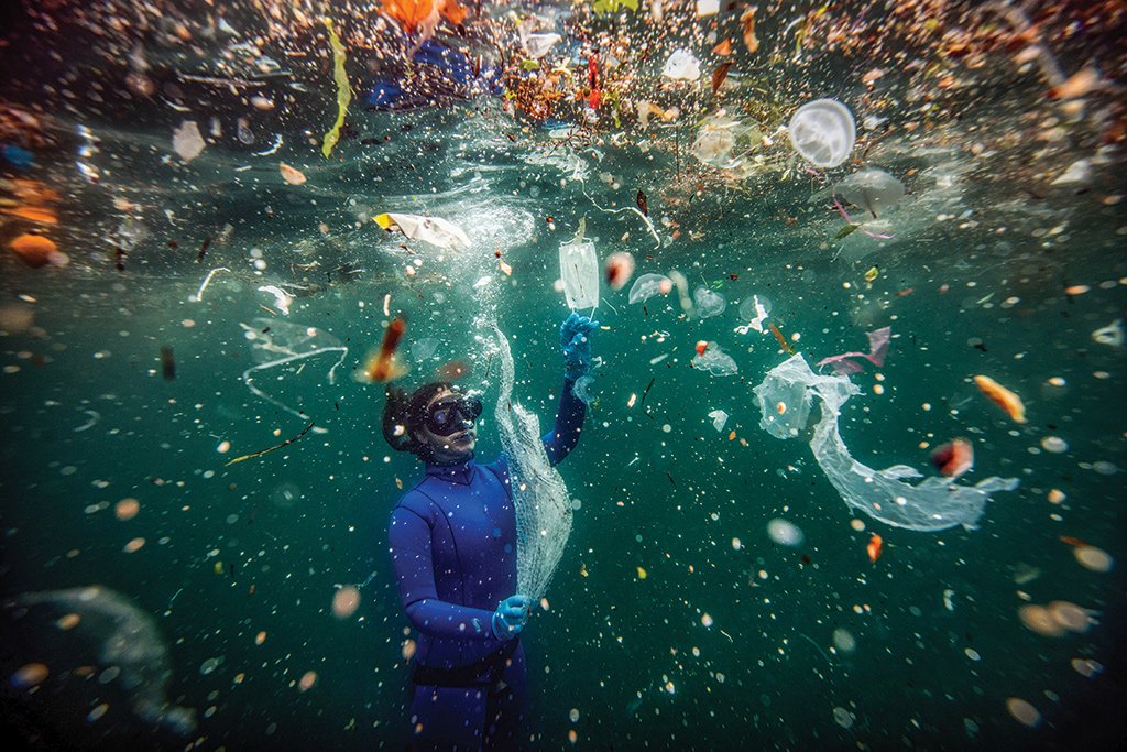 Mergulhador na Turquia: plástico ameaça o potencial econômico dos oceanos (Sebnem Coskun/Anadolu Agency//Getty Images)