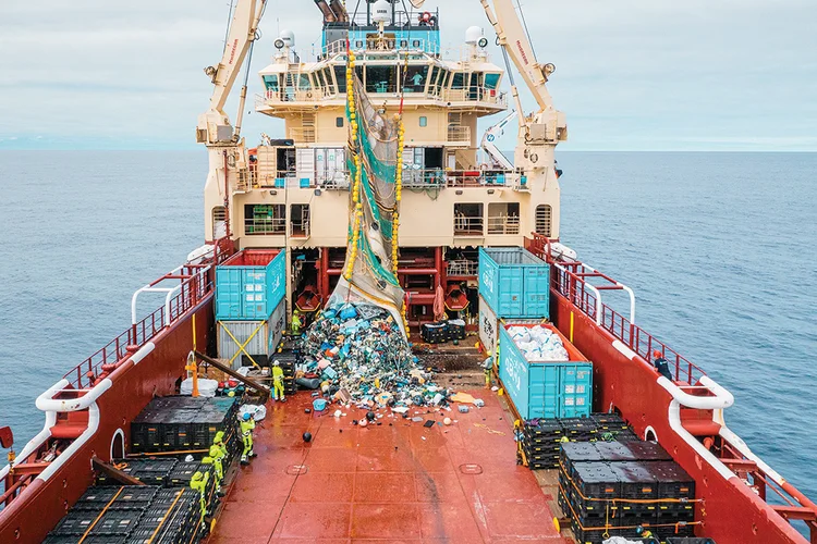 O navio também transportava quase 370 toneladas de combustível e óleo, mas "até o momento não foi relatado nenhum vazamento (The Ocean Cleanup/Divulgação)