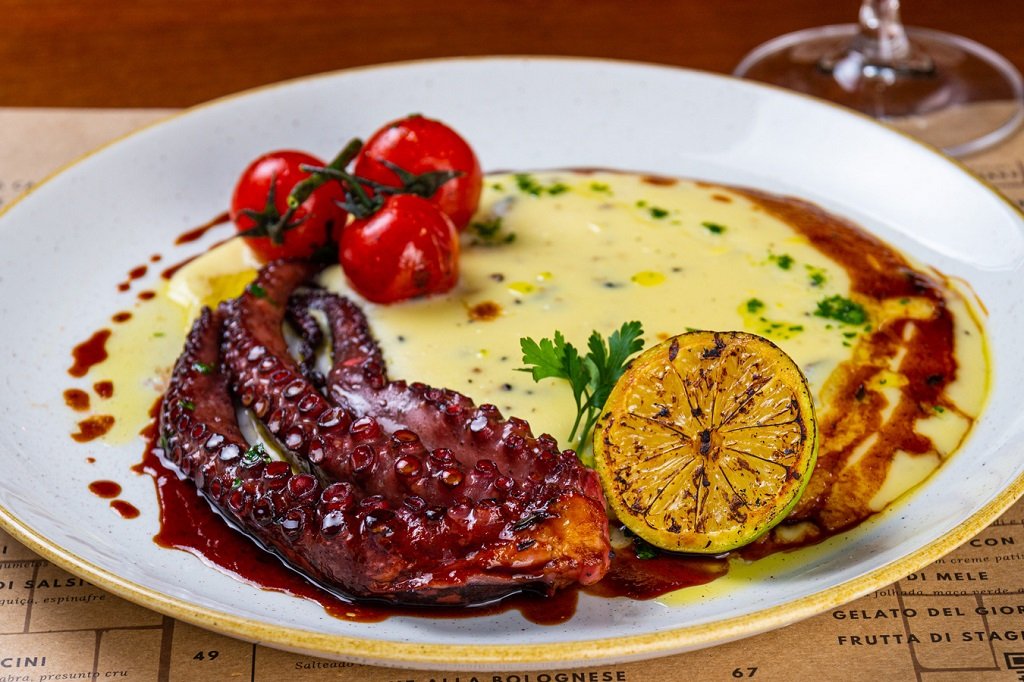 Polvo grelhado com creme de batatas do Piccini traz as trufas