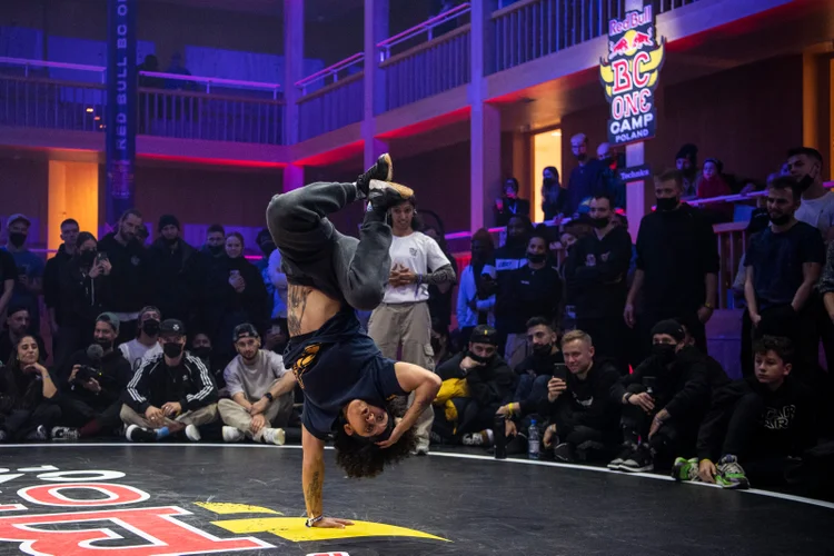 A B-Girl Itsa durante a competição no Red Bull BC One Last Chance Cypher no teatro Shakespeare em Gdansk, Polônia (Little Shao/Red Bull Content Pool/Divulgação)