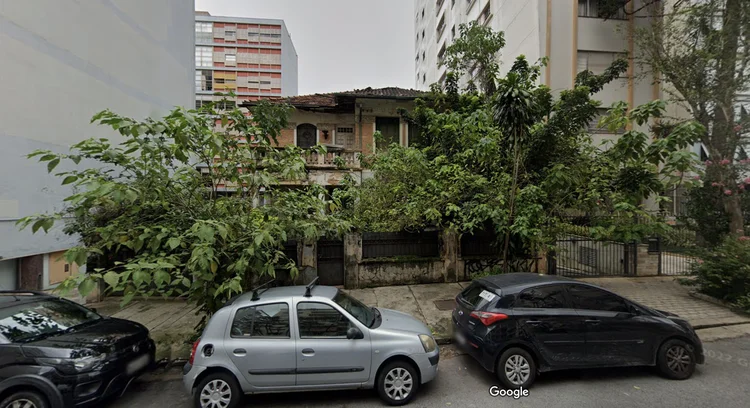 Casa Abandonada: A investigação começou após vizinhos da residência ligarem para delegacias afirmando que uma pessoas com problemas de saúde mental precisava de ajuda (Google Maps/Reprodução)