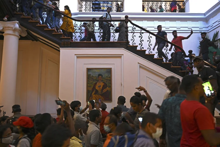 Manifestantes invadiram o palácio presidencial do Sri Lanka  (AFP/Exame)