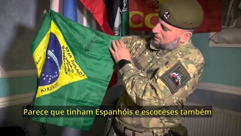Soldados rivais desprezam bandeira de brasileiro morto em combate da Ucrânia