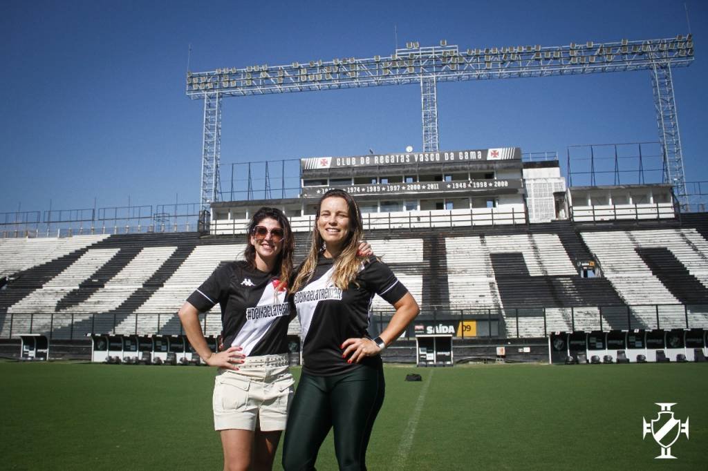 Carol Paiffer (à esquerda) e Fernanda Dias Coelho (CEO da Deixa Ela Treinar) em São Januário: primeira vez que um empreendimento 100% liderado por mulheres se torna patrocinadora oficial e exclusiva de um time feminino (Matheus Lima/Divulgação)