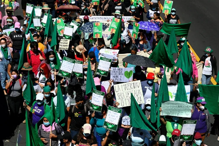 Aborto: Desde 2009, 65 mulheres condenadas por emergências de saúde durante a gestação, a maioria em precárias condições econômicas (AFP/AFP)