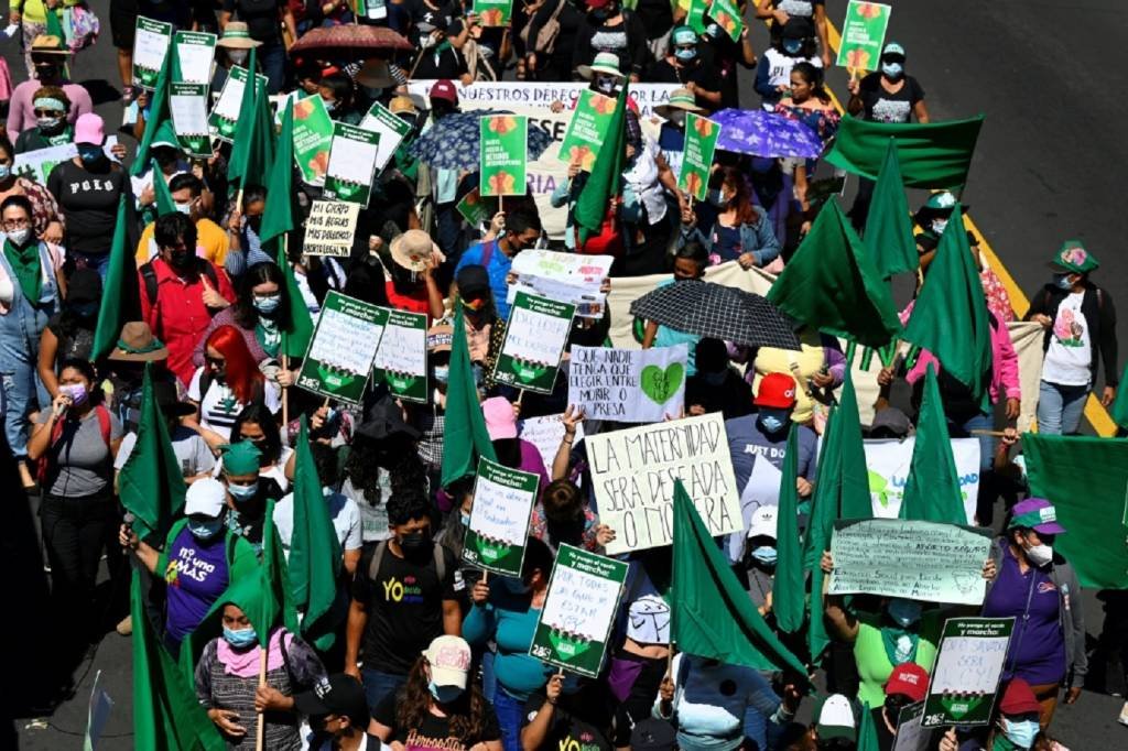 Corte de El Salvador condena jovem a 50 anos de prisão por aborto