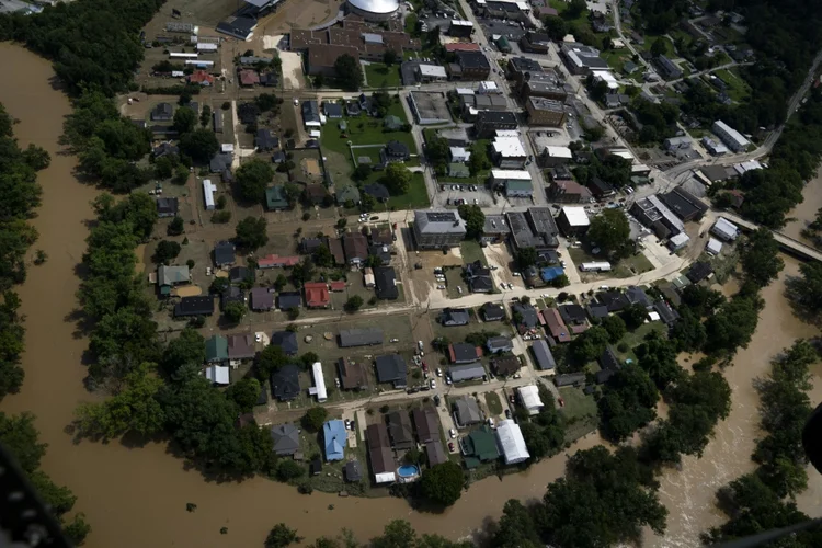 Vista aérea de um bairro residencial cercado por inundações em Jackson, Kentucky (Seth Herald/AFP)