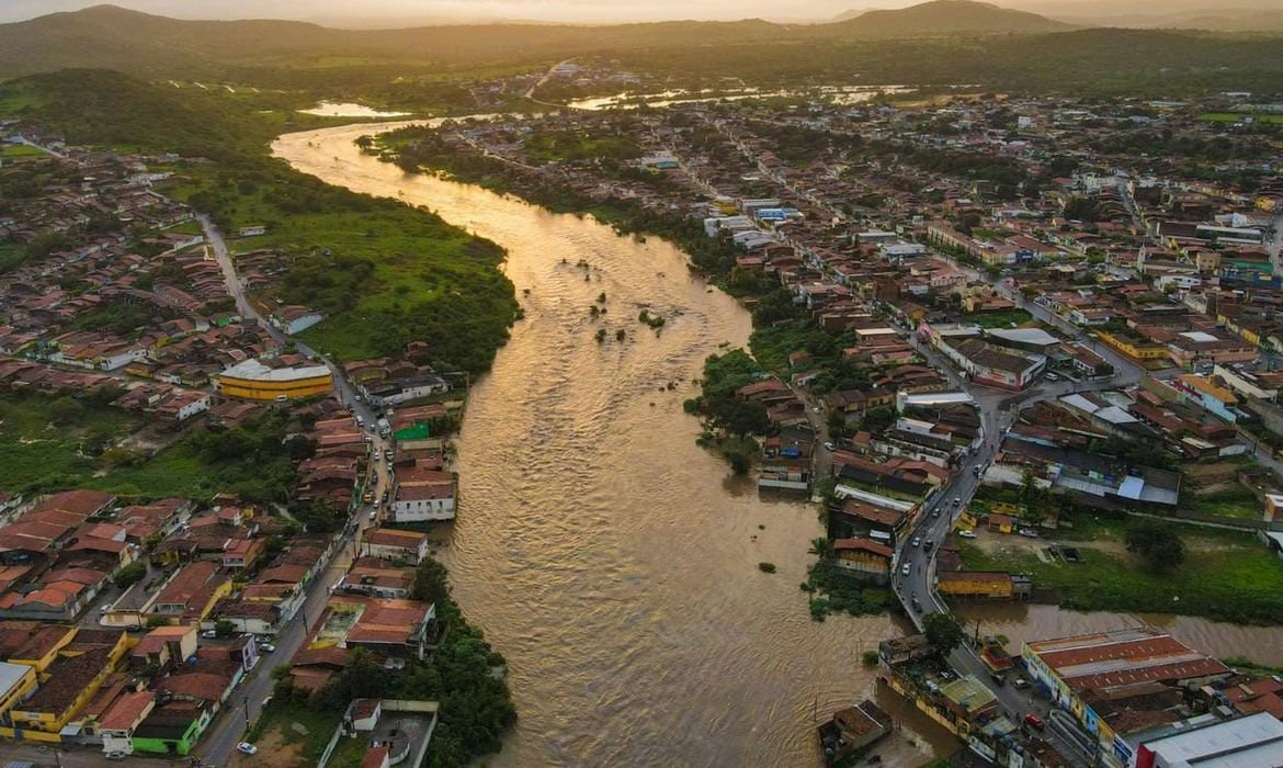 Alagoas tem seis mortes e 56 mil desabrigados e desalojados após fortes chuvas