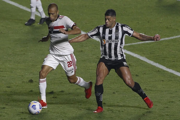 SAO PAULO, BRAZIL - SEPTEMBER 25: Miranda (L) of Sao Paulo fights for the ball against Hulk of Atletico Mineiro during a match between Sao Paulo and Atletico Mineiro as part of Brasileirao 2021 at Morumbi Stadium on September 25, 2021 in Sao Paulo, Brazil. (Photo by Miguel Schincariol/Getty Images) (Miguel Schincariol/Getty Images)