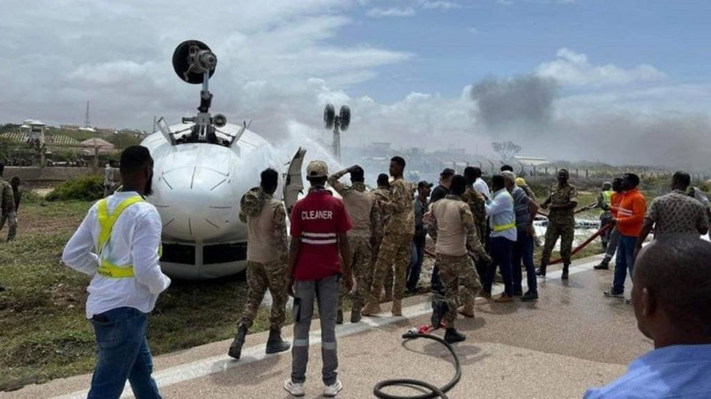 Avião fica de cabeça para baixo em acidente durante pouso na Somália; veja vídeo