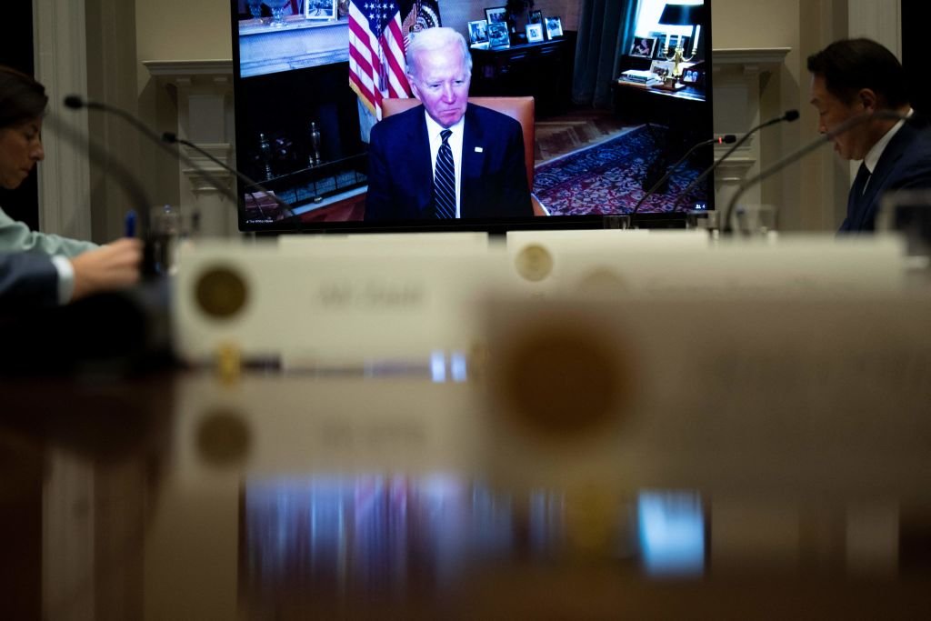 Biden: a Casa Branca afirma que presidente continuará usando máscara "bem ajustada" por dez dias (BRENDAN SMIALOWSKI/AFP/Getty Images)