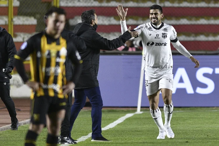 Futebol: Libertadores e Sul-Americana são destaques do dia (AIZAR RALDES/AFP/Getty Images)