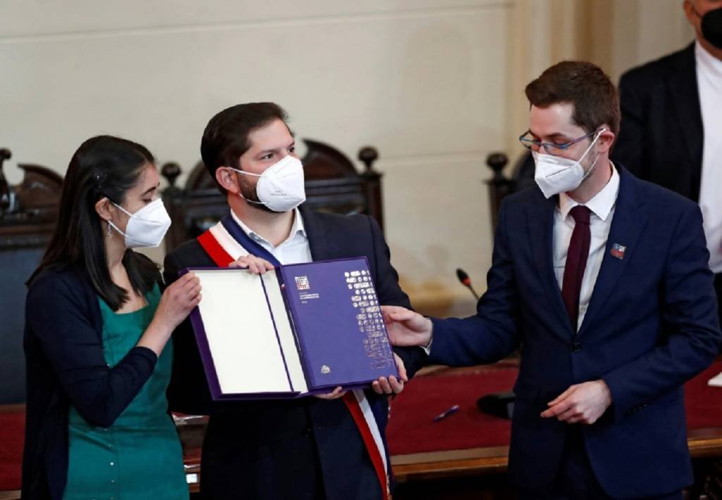 O presidente do Chile, Gabriel Boric, recebe o projeto de Carta Magna

 (AFP/AFP)