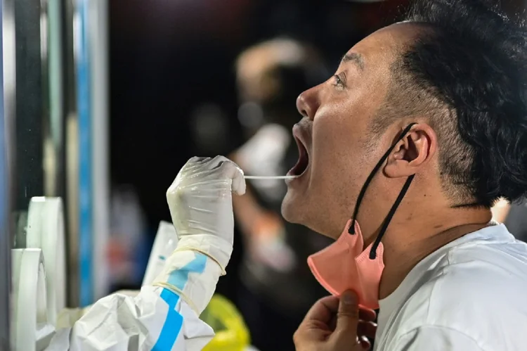 A China registrou nesta quarta-feira mais de 20.000 novos contágios, o número mais alto desde abril, com focos importantes nas cidades de Cantão e Chongqing (AFP/AFP)