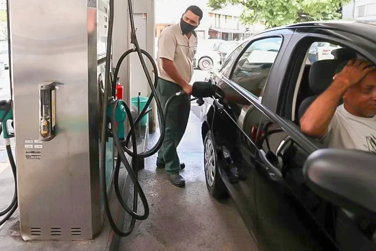 Frentista abastece carro em posto de gasolina do Rio de Janeiro (Pilar Olivares/Reuters)