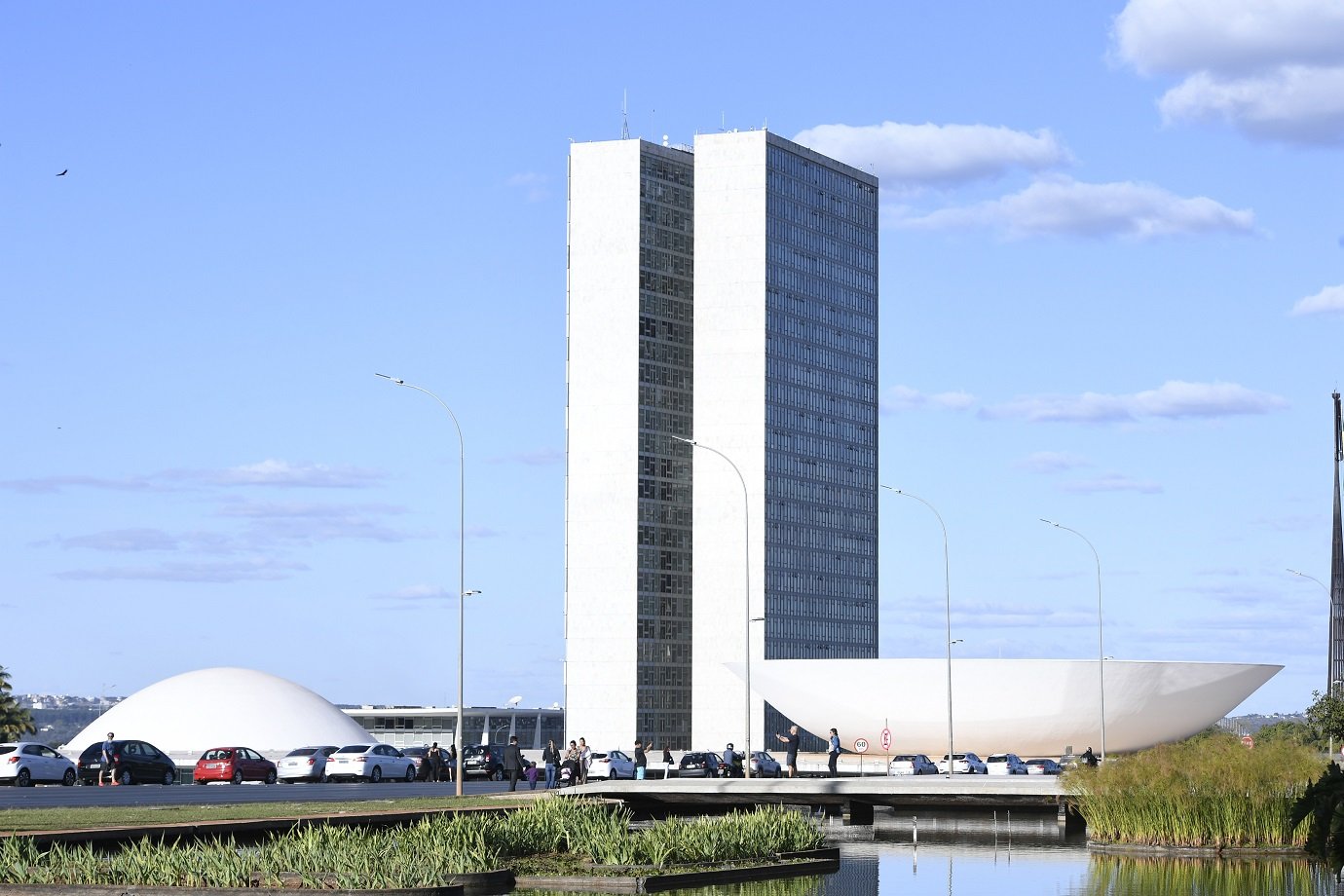 Fachada do Congresso Nacional, a sede das duas Casas do Poder Legislativo brasileiro.

As cúpulas abrigam os plenários da Câmara dos Deputados (côncava) e do Senado Federal (convexa), enquanto que nas duas torres - as mais altas de Brasília, com 100 metros - funcionam as áreas administrativas e técnicas que dão suporte ao trabalho legislativo diário das duas instituições.

Foto: 