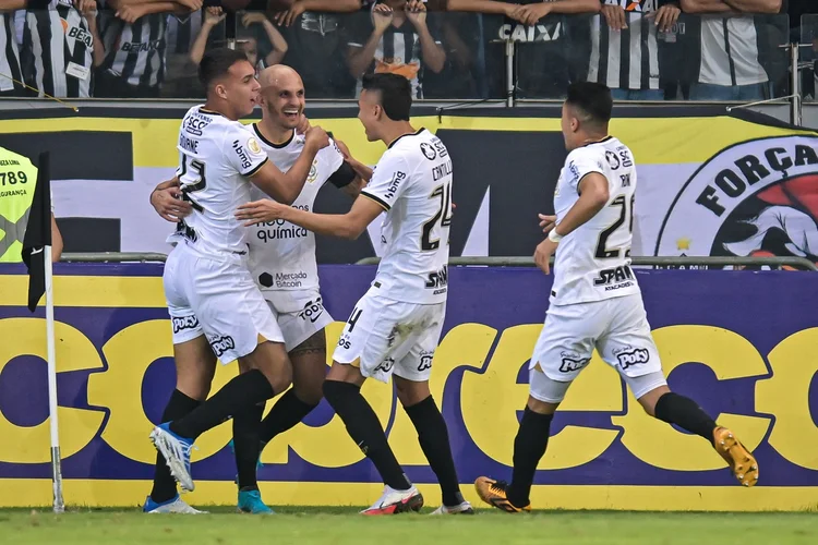 BELO HORIZONTE, BRAZIL - JULY 24: Fabio Santos (C) of Corinthians celebrates with teammates after scoring the first goal of their team during a match Atletico Mineiro and Corinthians as part of Brasileirao 2022 at Mineirao Stadium on July 24, 2022 in Belo Horizonte, Brazil. (Photo by Pedro Vilela/Getty Images) (Pedro Vilela/Getty Images)