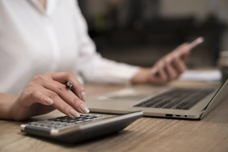 Os dados consideram taxas médias para famílias e empresas negociadas livremente entre bancos e clientes (Getty/Getty Images)