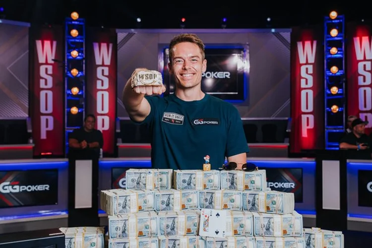 Espen Jorstad e os US$ 10 milhões que ganhou em torneio de pôquer (PokerNews / Hayley Hochstetler/Divulgação)