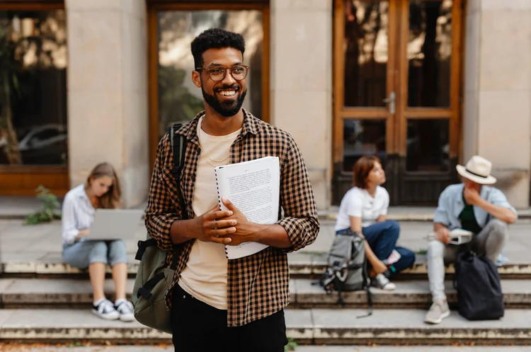 Estudantes: milhares de jovens saem de casa e vão morar em outro local para cursar universidades (Halfpoint Images/Getty Images)