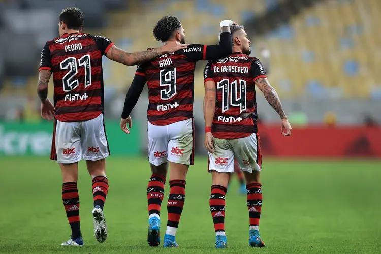 RIO DE JANEIRO, BRAZIL - JULY 13:  Giorgian de Arrascaeta of Flamengo (R) celebrates after scoring the second goal of his team with teammates Gabriel Barbosa and Pedro during a Copa Do Brasil 2022 Round of Sixteen second leg match between Flamengo and Atletico Mineiro at Maracana Stadium on July 13, 2022 in Rio de Janeiro, Brazil. (Photo by Buda Mendes/Getty Images) (Buda Mendes/Getty Images)