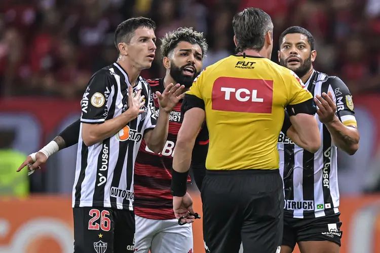 BELO HORIZONTE, BRAZIL - JUNE 19: Nacho Fernandez (L) and Hulk (R) of Atletico Mineiro and Gabriel Barbosa of Flamengo argue with referee Raphael Claus during the match between Atletico Mineiro and Flamengo as part of Brasileirao 2022 at Mineirao Stadium on June 19, 2022 in Belo Horizonte, Brazil. (Photo by Pedro Vilela/Getty Images) (Pedro Vilela/Getty Images)