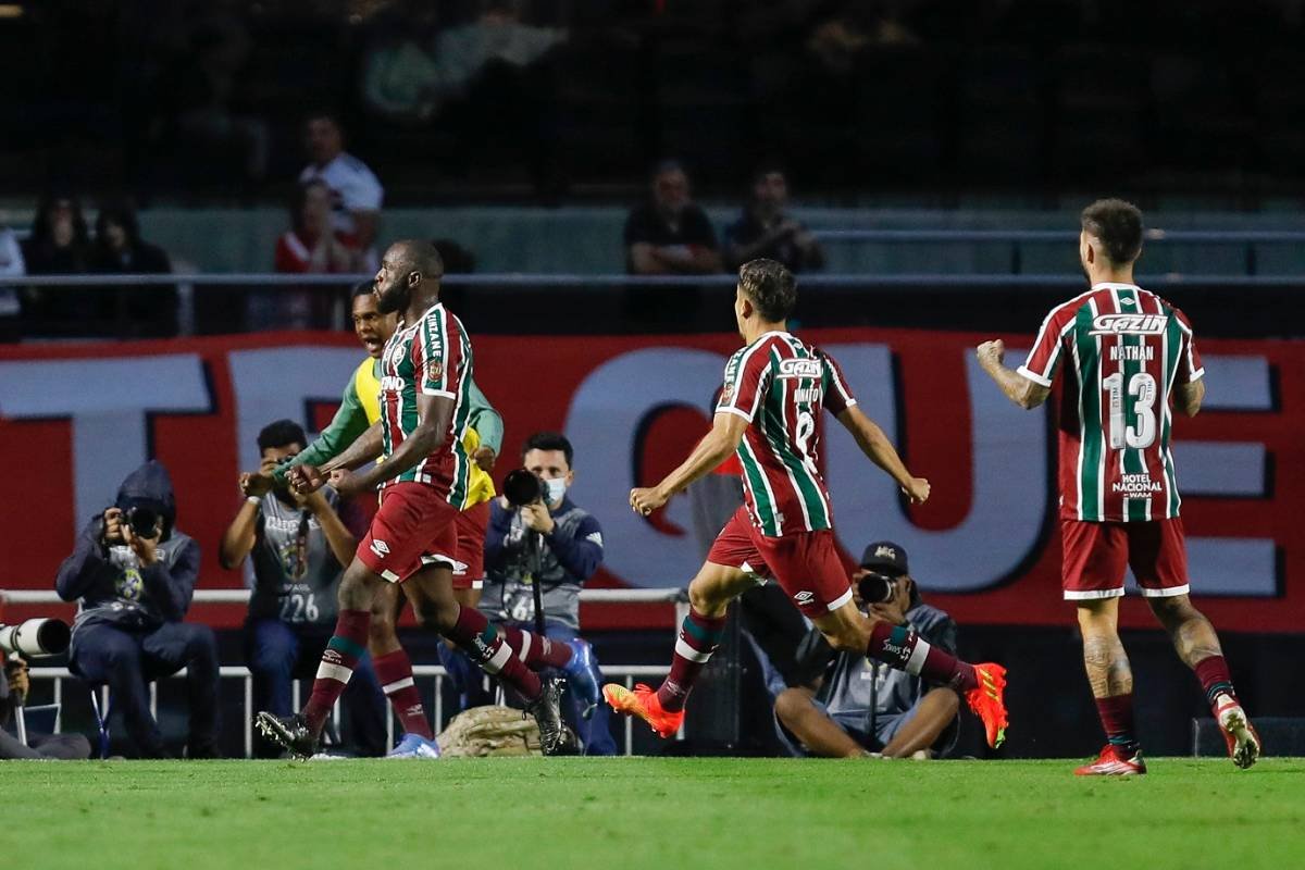 Futebol ao vivo: veja onde assistir os jogos deste domingo • DOL