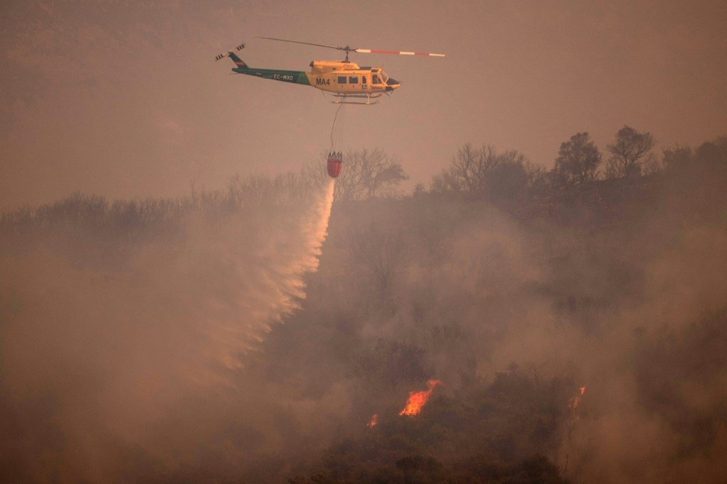 Europa: as chamas fogem do controle principalmente na Espanha e na França, onde bombeiros trabalham incansavelmente para dominar o fogo (AFP/AFP Photo)