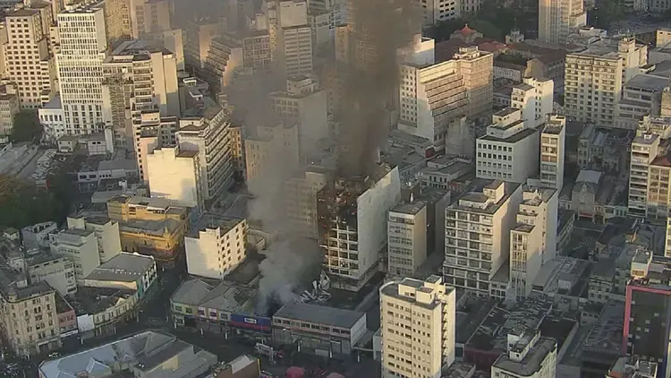 Incêndio na 25 de Março: após 40 horas, bombeiros deixaram prédio por risco de desabamento (Reprodução/TV Globo/Reprodução)