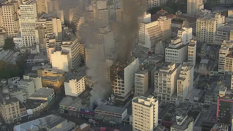 Incêndio: o fogo começou na noite de domingo no prédio de dez andares, no centro de São Paulo (Reprodução/TV Globo/Reprodução)