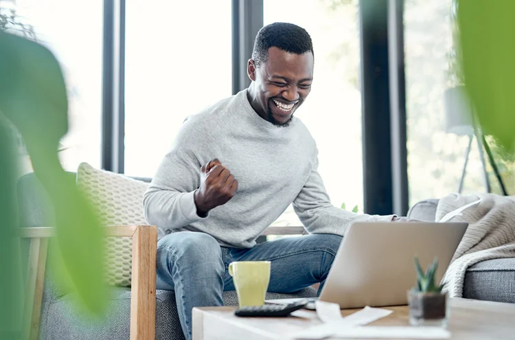 Liberdade financeira: o conceito pode ser explicado como a possibilidade de tomar decisões sem que as escolhas dependam da renda mensal (PeopleImages/Getty Images)