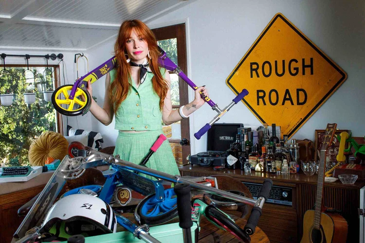 Chloe Dykstra, escritora e produtora de 33 anos de Los Angeles e fã de brinquedos: “Às vezes, cuidar de si mesmo parece voltar um pouco à infância” (Bloomberg Businessweek/BLOOMBERG BUSINESSWEEK)