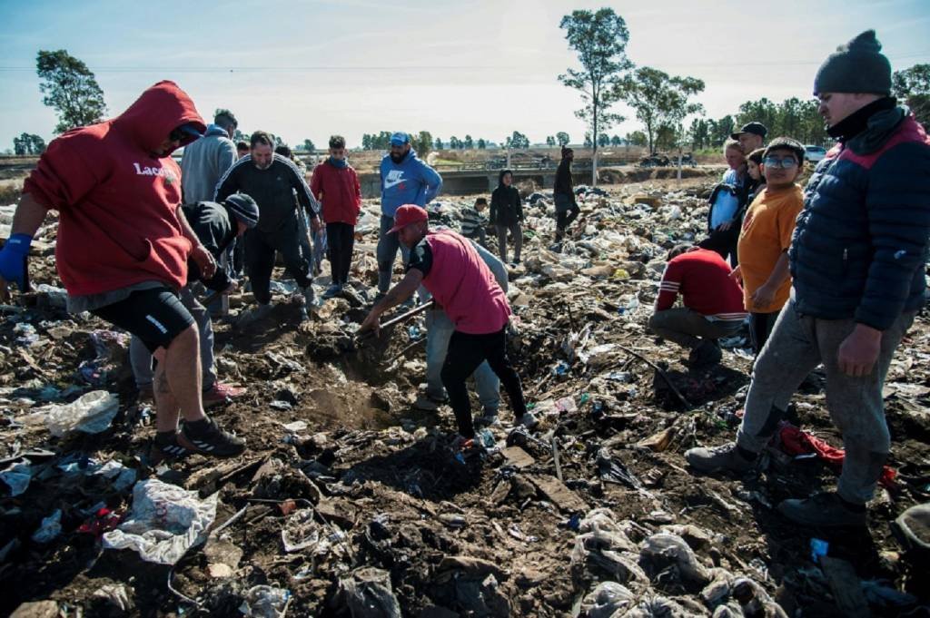 Tesouro em dólares é encontrado enterrado em lixão na Argentina