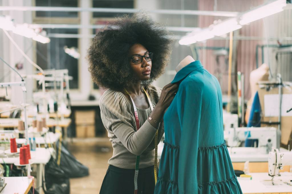 Instituto C&A oferece capacitação em moda para jovens negros e indígenas