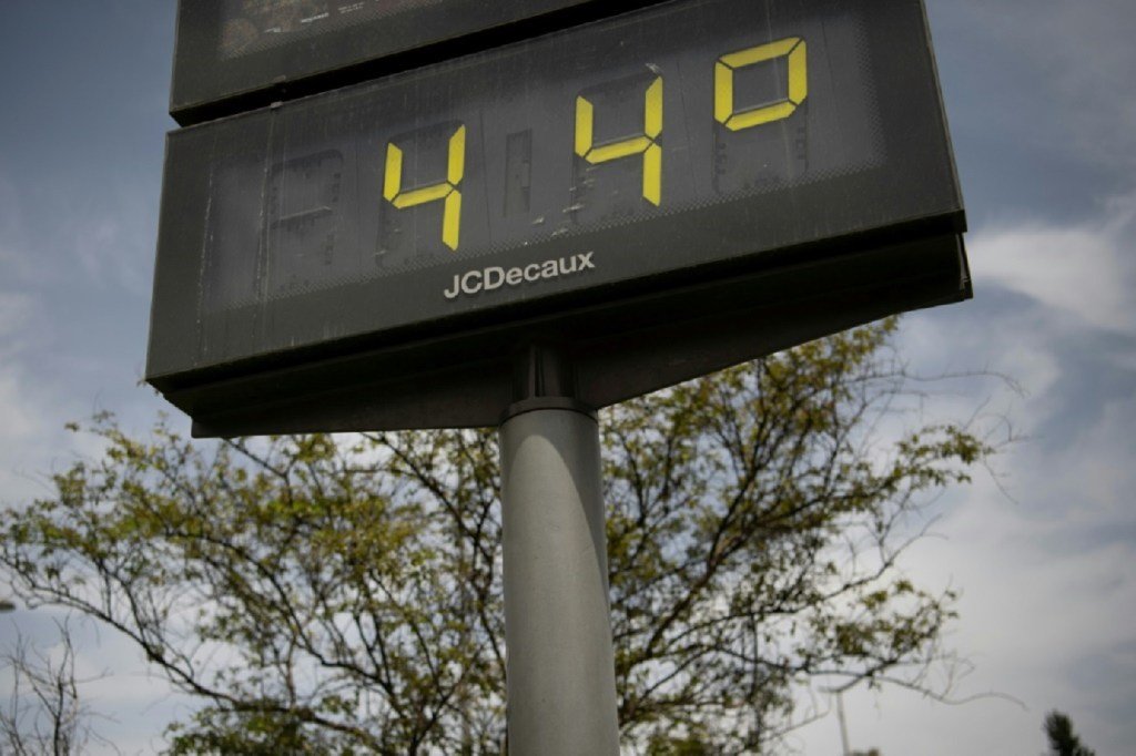 Termômetro de rua mostra 44 graus Celsius durante uma onda de calor em Sevilha em 12 de julho de 2022