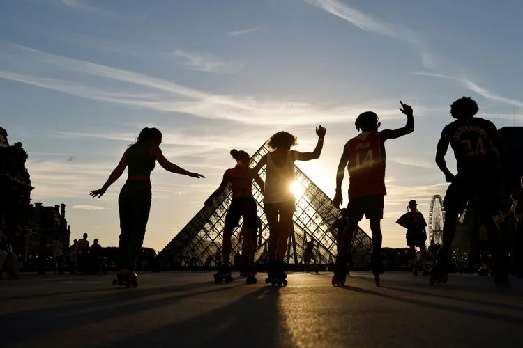 Paris: a água do Sena permite, em parte, que o Museu do Louvre, a Assembleia Nacional, ou os estúdios da Rádio France, sejam mantidos em temperatura fresca (Quentin BOULEZAZ / AFP/AFP)