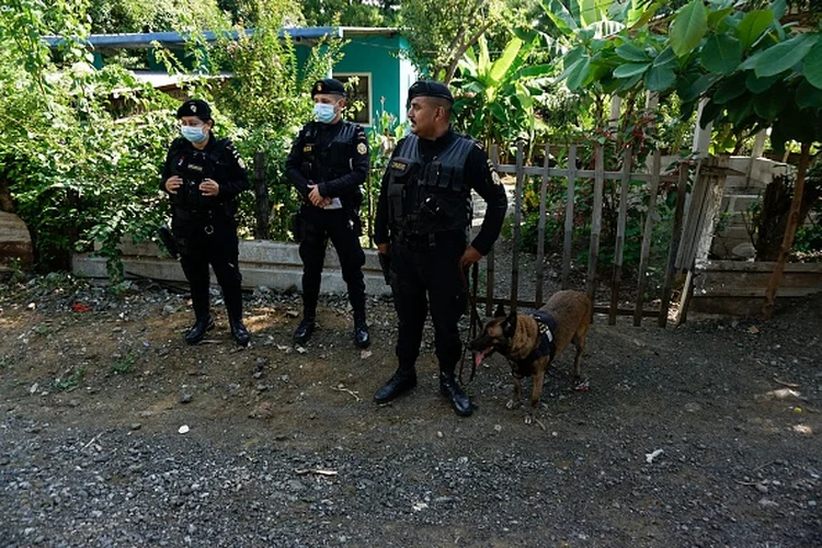 Policiais em região marcada por protestos contra empresa de mineração na Guatemala (JOHAN ORDONEZ/AFP via Getty Images/Getty Images)