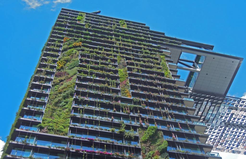 Metade da fachada do edifício One Central Park, em Sydney, na Austrália, é coberta pelo jardim projetado pelo francês Patrick Blanc, considerado o mestre das paredes verdes. (Felix Cesare/Getty Images)